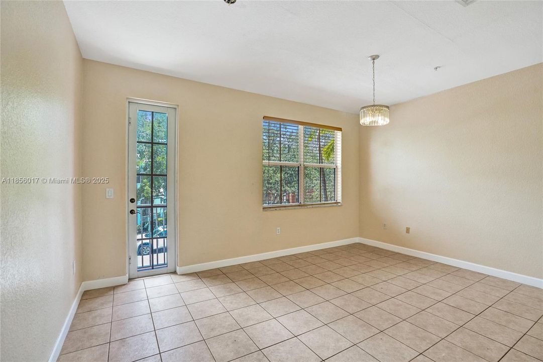 Под контрактом: $249,999 (3 спален, 3 ванн, 1932 Квадратных фут)