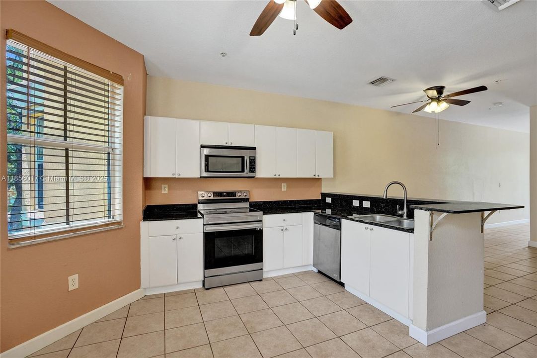 Под контрактом: $249,999 (3 спален, 3 ванн, 1932 Квадратных фут)