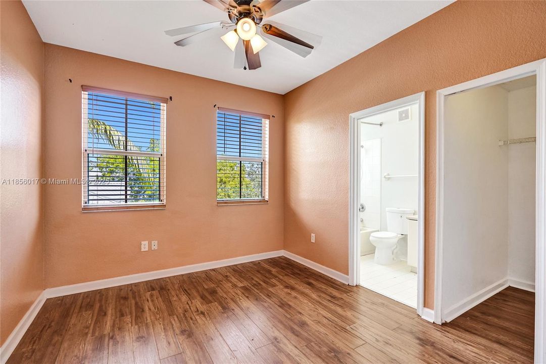 Под контрактом: $249,999 (3 спален, 3 ванн, 1932 Квадратных фут)