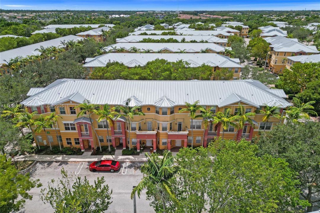 Под контрактом: $249,999 (3 спален, 3 ванн, 1932 Квадратных фут)