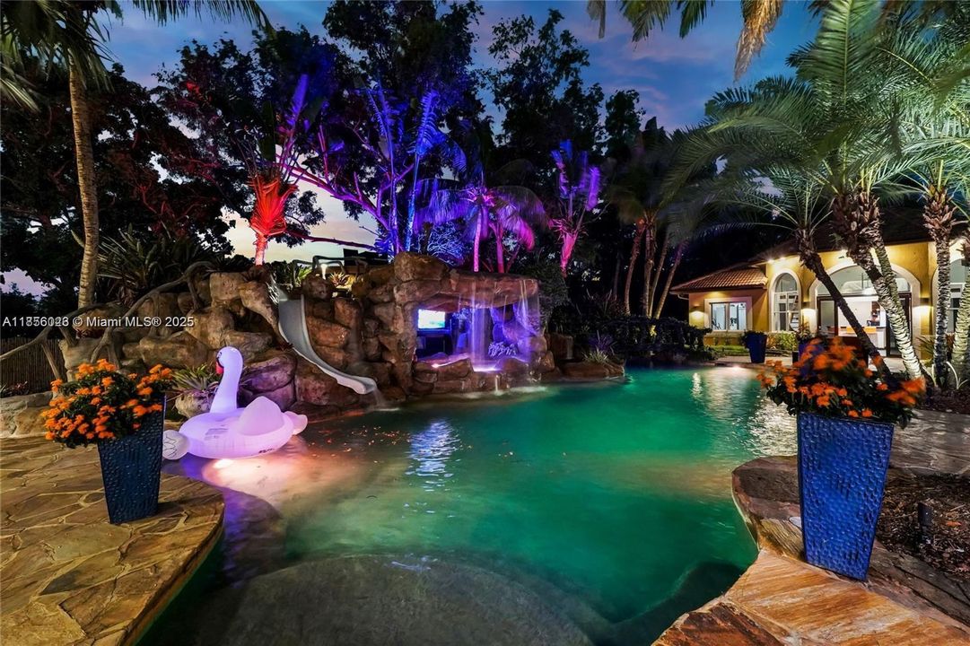 En Venta: $4,200,000 (6 camas, 4 baños, 4580 Pies cuadrados)