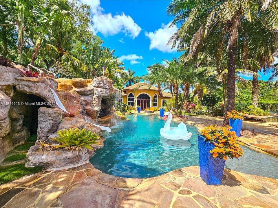 En Venta: $4,200,000 (6 camas, 4 baños, 4580 Pies cuadrados)