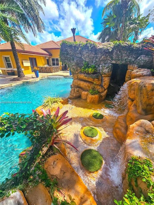 En Venta: $4,200,000 (6 camas, 4 baños, 4580 Pies cuadrados)