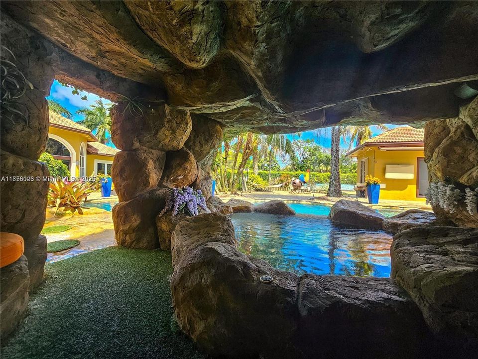 En Venta: $4,200,000 (6 camas, 4 baños, 4580 Pies cuadrados)