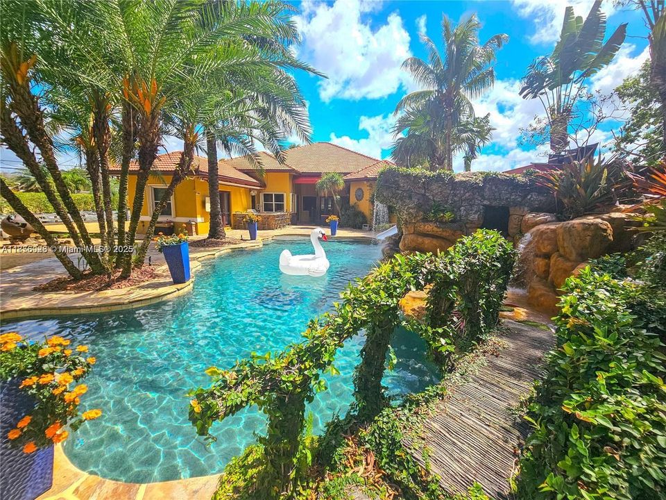 En Venta: $4,200,000 (6 camas, 4 baños, 4580 Pies cuadrados)