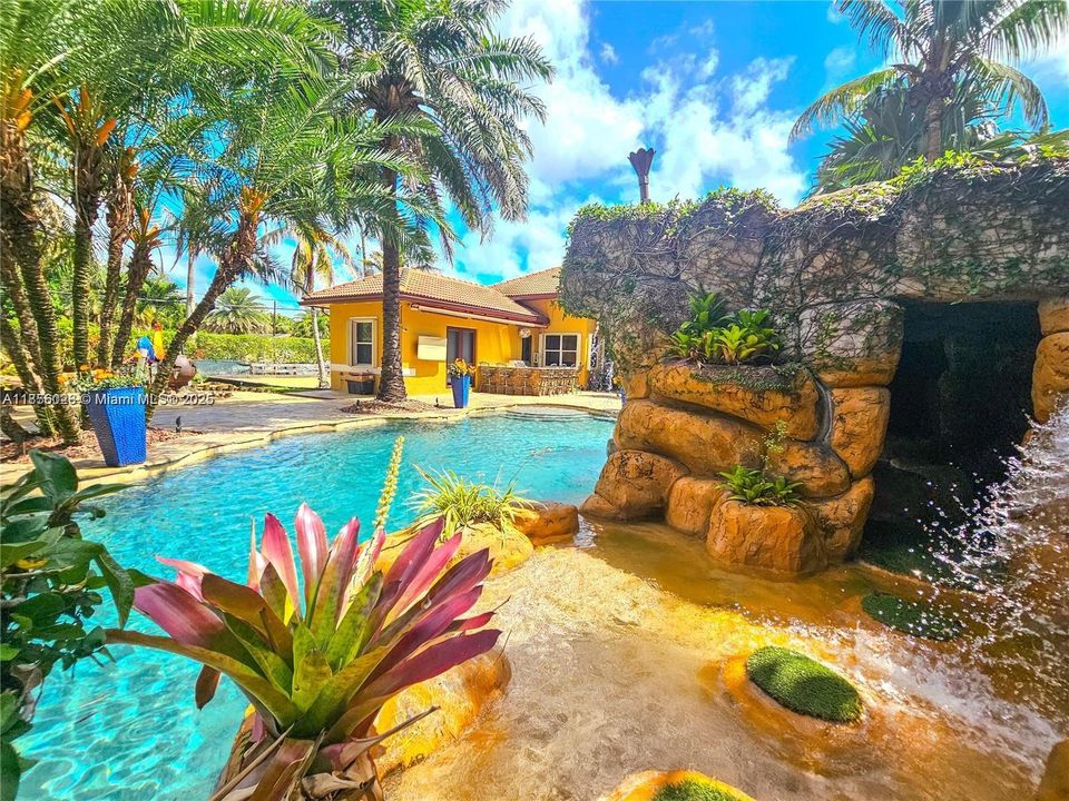 En Venta: $4,200,000 (6 camas, 4 baños, 4580 Pies cuadrados)