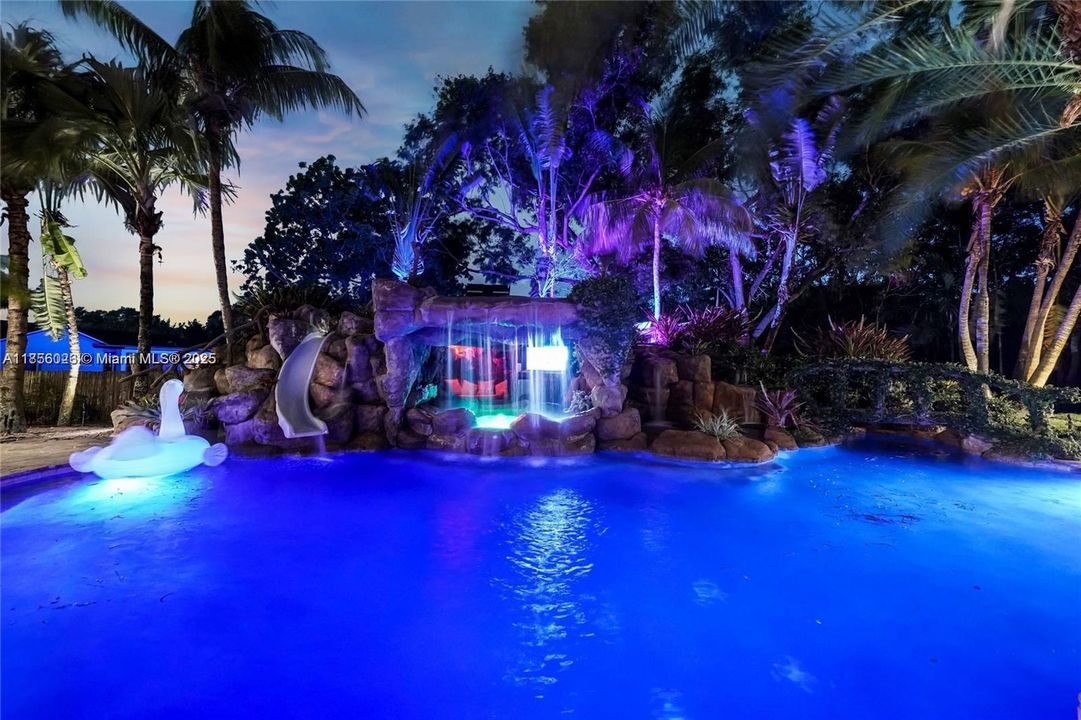 En Venta: $4,200,000 (6 camas, 4 baños, 4580 Pies cuadrados)