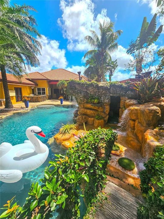 En Venta: $4,200,000 (6 camas, 4 baños, 4580 Pies cuadrados)