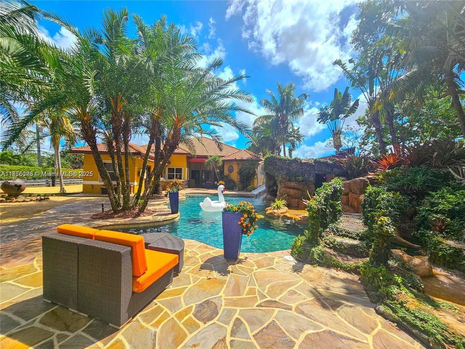 En Venta: $4,200,000 (6 camas, 4 baños, 4580 Pies cuadrados)