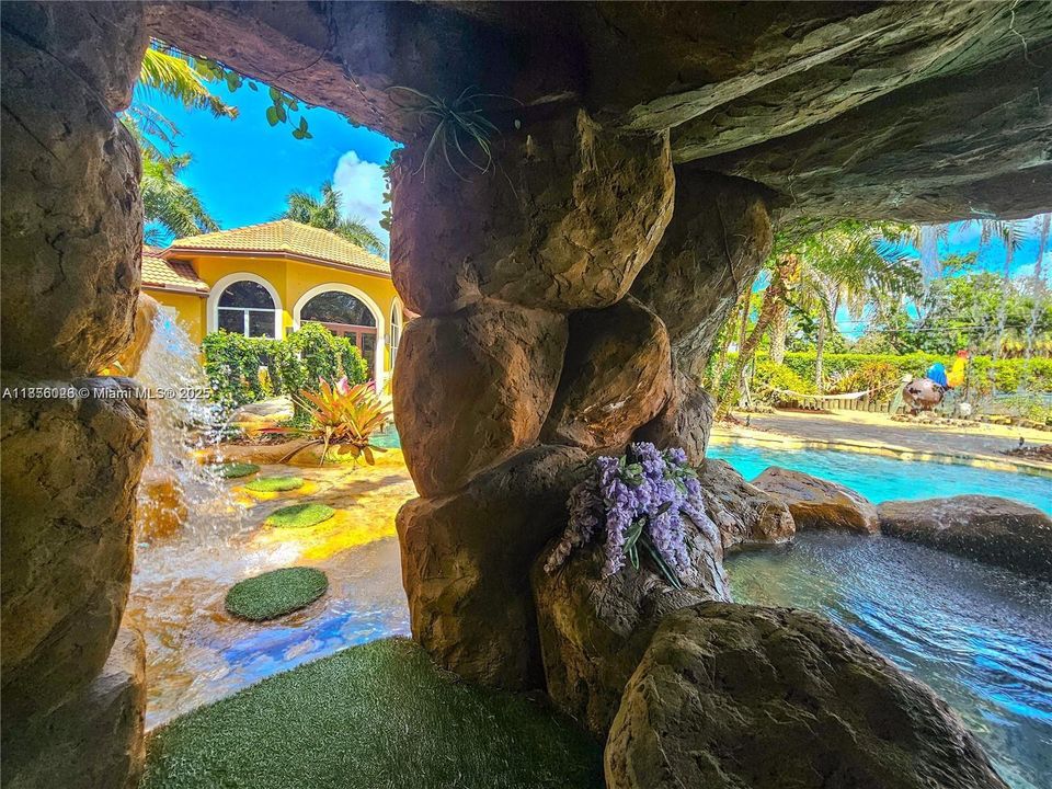 En Venta: $4,200,000 (6 camas, 4 baños, 4580 Pies cuadrados)