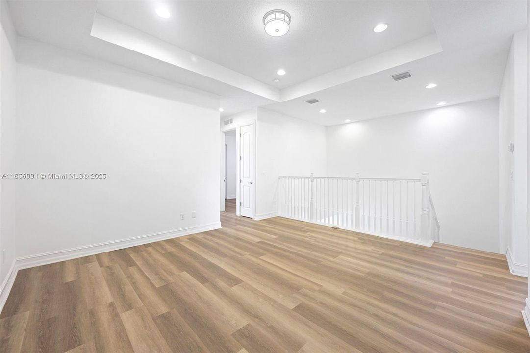 Под контрактом: $3,390 (3 спален, 2 ванн, 2525 Квадратных фут)