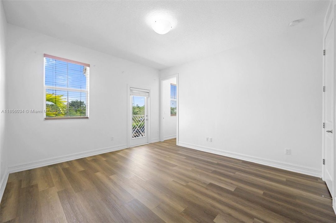 Под контрактом: $3,390 (3 спален, 2 ванн, 2525 Квадратных фут)