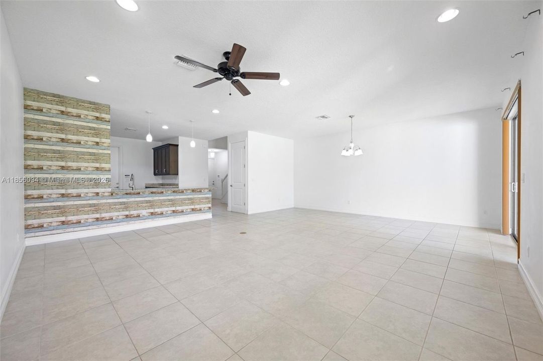 Под контрактом: $3,390 (3 спален, 2 ванн, 2525 Квадратных фут)