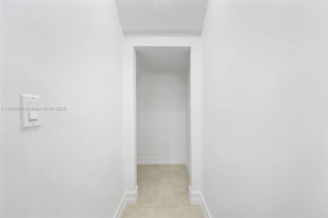 Под контрактом: $3,390 (3 спален, 2 ванн, 2525 Квадратных фут)