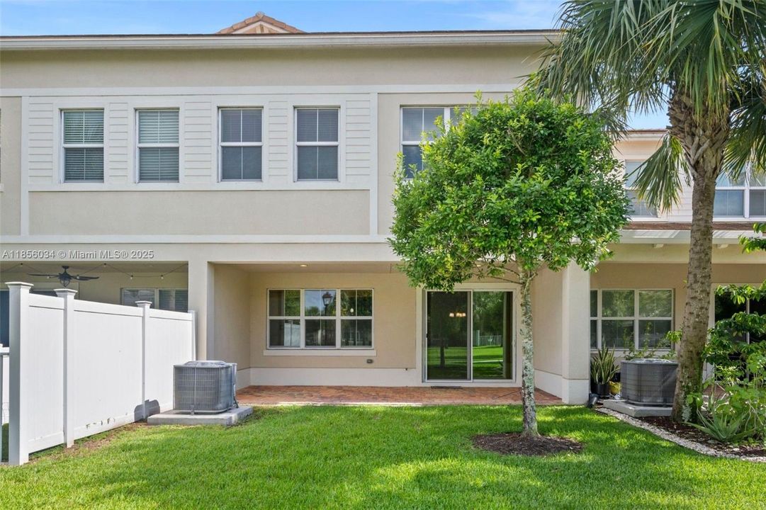 Под контрактом: $3,390 (3 спален, 2 ванн, 2525 Квадратных фут)