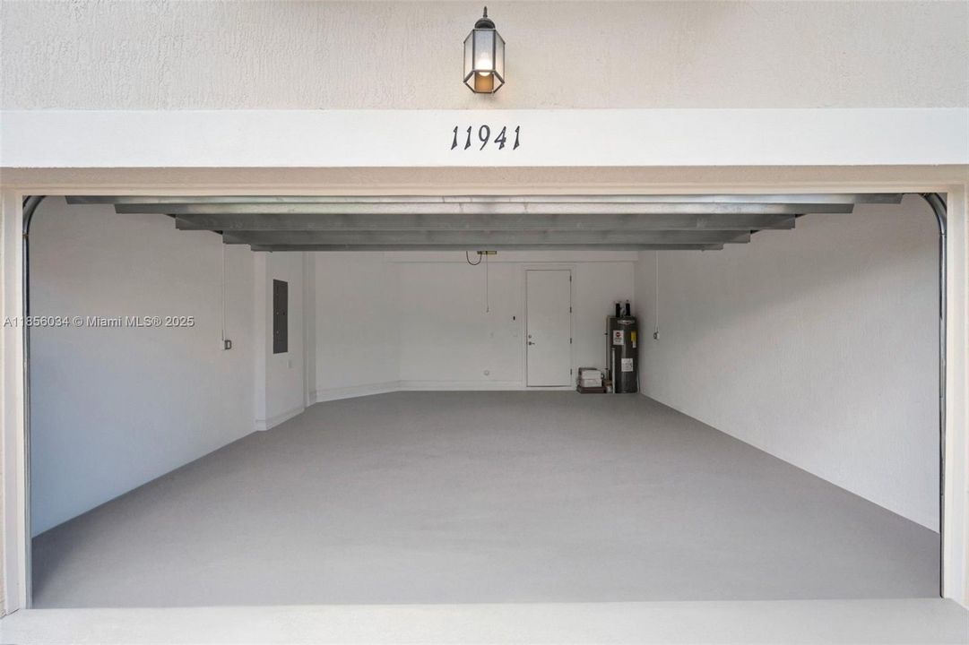 Под контрактом: $3,390 (3 спален, 2 ванн, 2525 Квадратных фут)