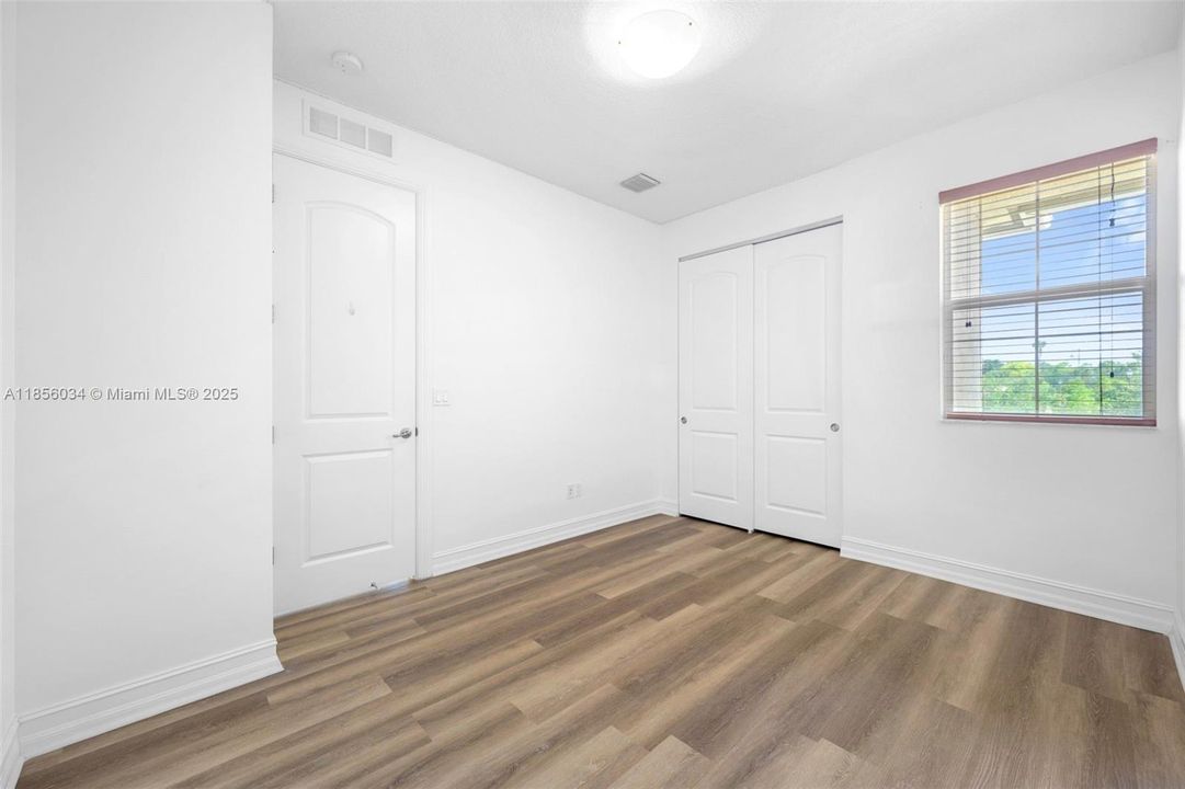 Под контрактом: $3,390 (3 спален, 2 ванн, 2525 Квадратных фут)