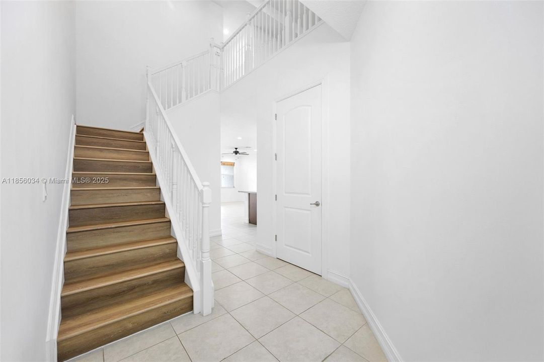 Под контрактом: $3,390 (3 спален, 2 ванн, 2525 Квадратных фут)