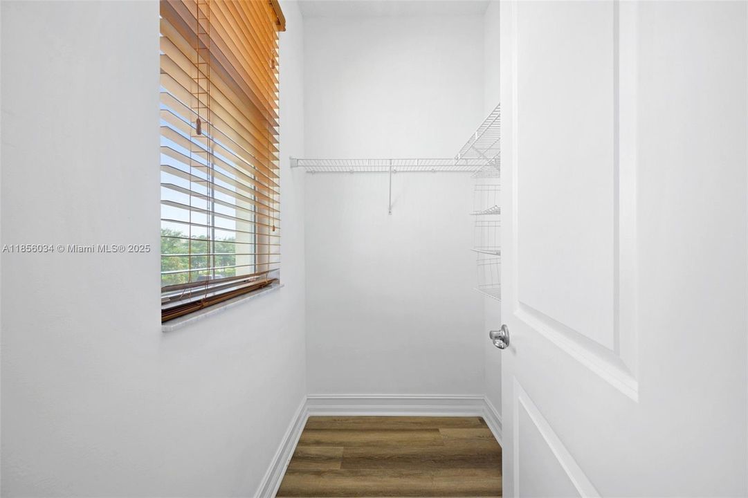 Под контрактом: $3,390 (3 спален, 2 ванн, 2525 Квадратных фут)