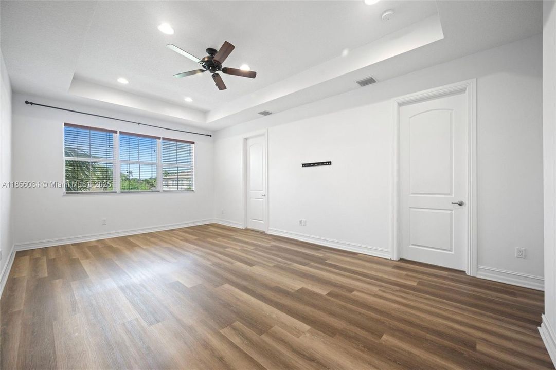 Под контрактом: $3,390 (3 спален, 2 ванн, 2525 Квадратных фут)