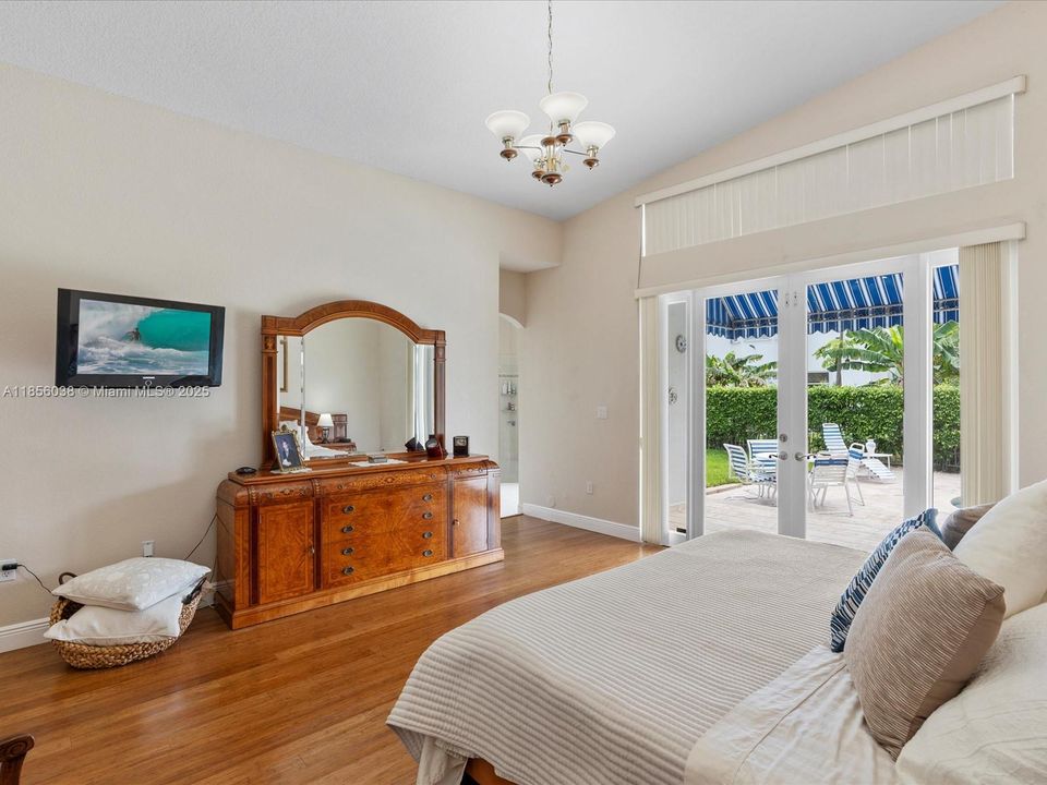 Vendido Recientemente: $895,000 (4 camas, 3 baños, 2650 Pies cuadrados)