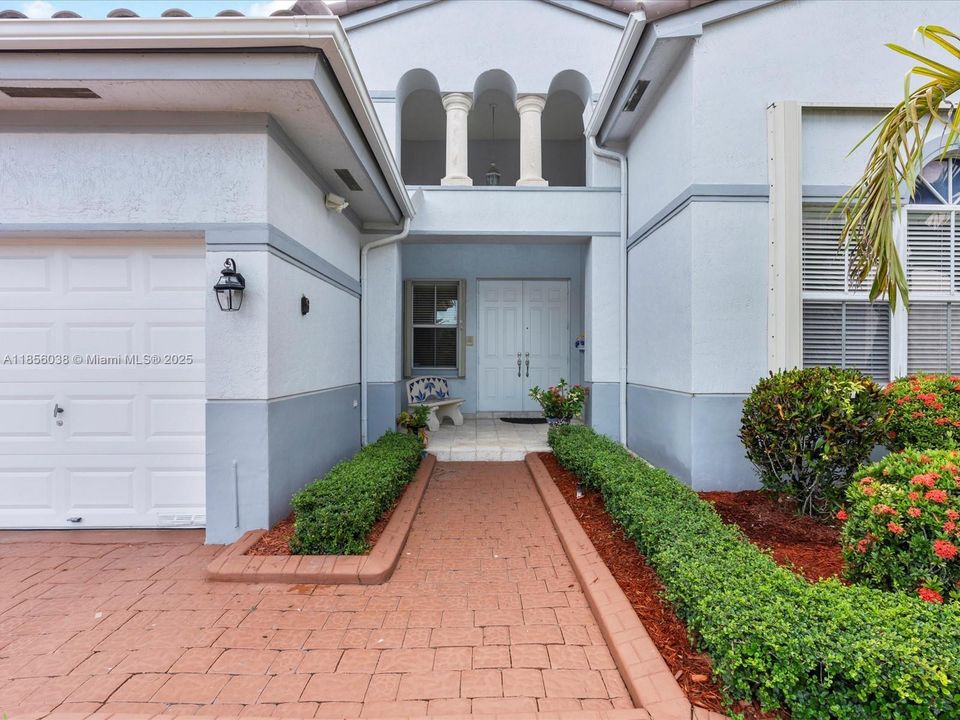 Vendido Recientemente: $895,000 (4 camas, 3 baños, 2650 Pies cuadrados)