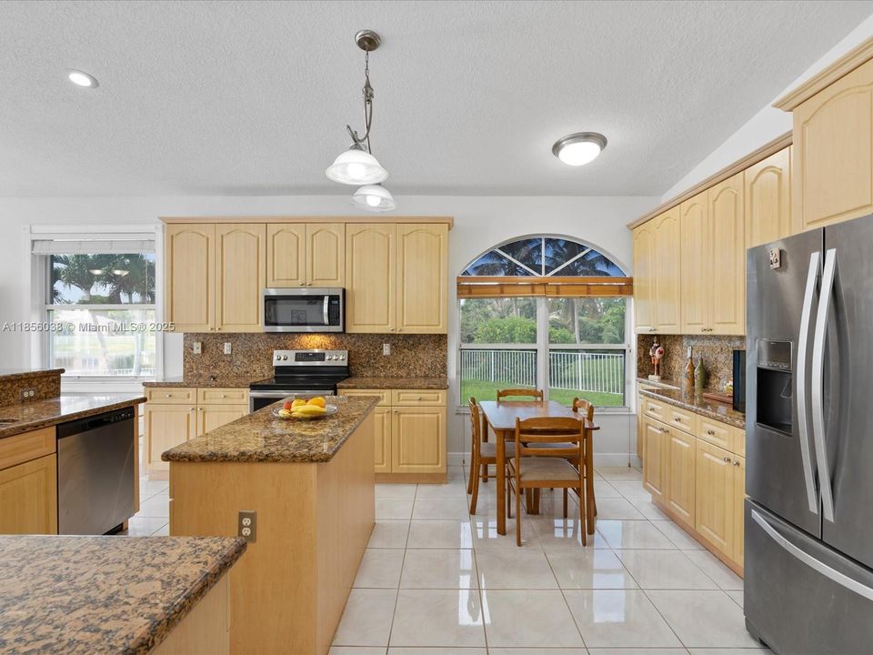 Vendido Recientemente: $895,000 (4 camas, 3 baños, 2650 Pies cuadrados)