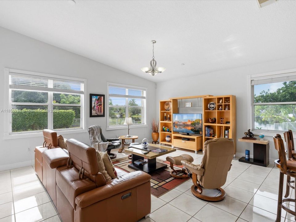 Vendido Recientemente: $895,000 (4 camas, 3 baños, 2650 Pies cuadrados)