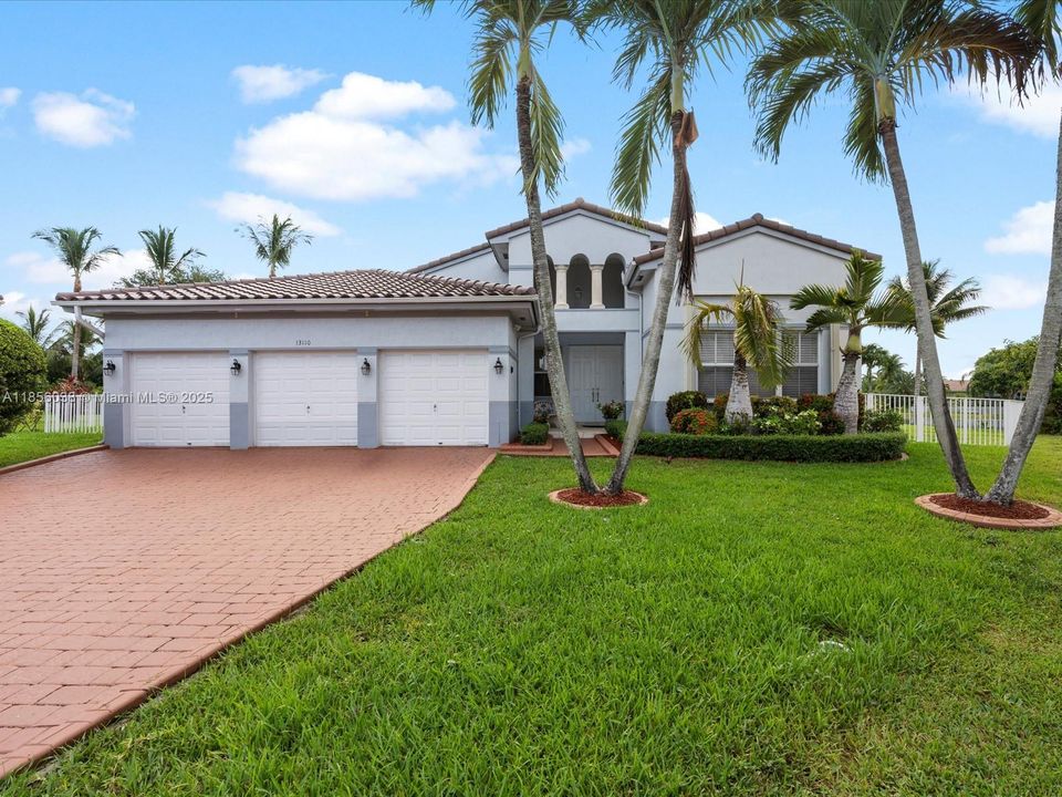 Vendido Recientemente: $895,000 (4 camas, 3 baños, 2650 Pies cuadrados)