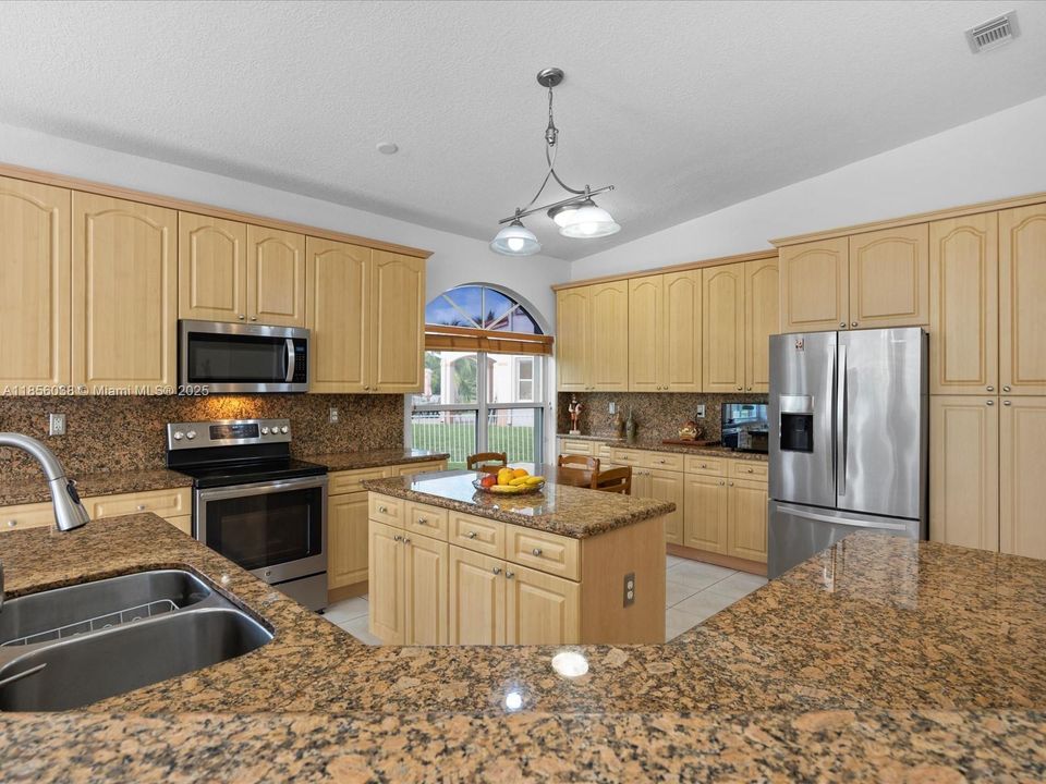 Vendido Recientemente: $895,000 (4 camas, 3 baños, 2650 Pies cuadrados)