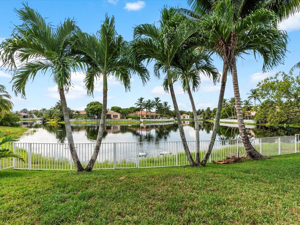 Vendido Recientemente: $895,000 (4 camas, 3 baños, 2650 Pies cuadrados)