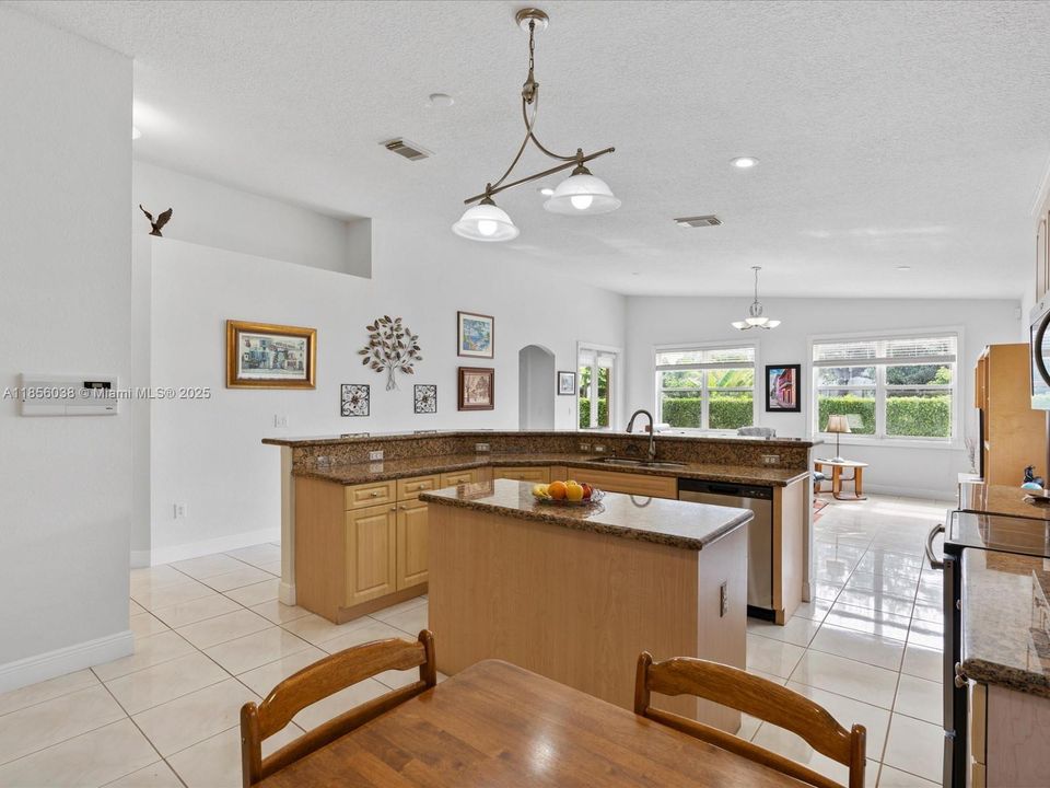 Vendido Recientemente: $895,000 (4 camas, 3 baños, 2650 Pies cuadrados)