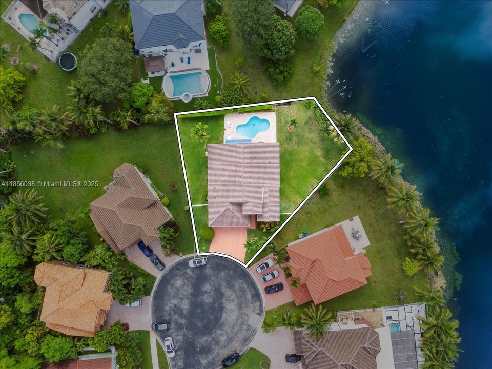 Vendido Recientemente: $895,000 (4 camas, 3 baños, 2650 Pies cuadrados)