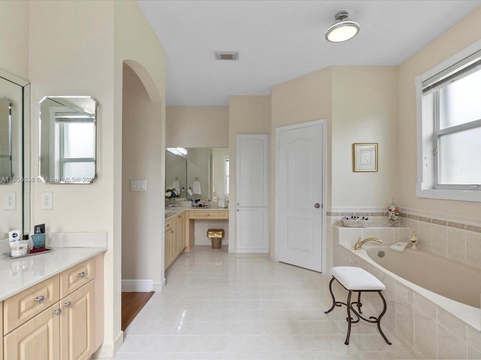 Vendido Recientemente: $895,000 (4 camas, 3 baños, 2650 Pies cuadrados)