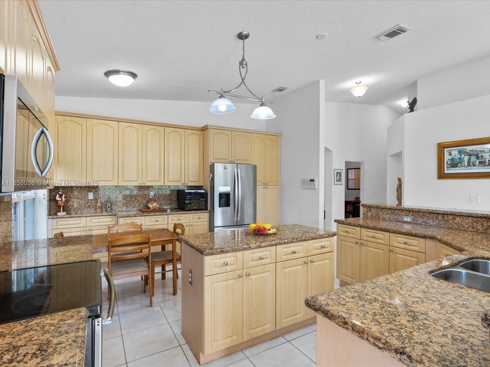 Vendido Recientemente: $895,000 (4 camas, 3 baños, 2650 Pies cuadrados)