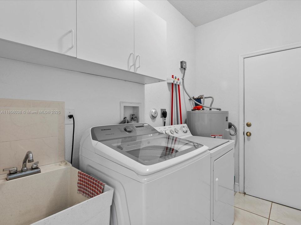 Vendido Recientemente: $895,000 (4 camas, 3 baños, 2650 Pies cuadrados)