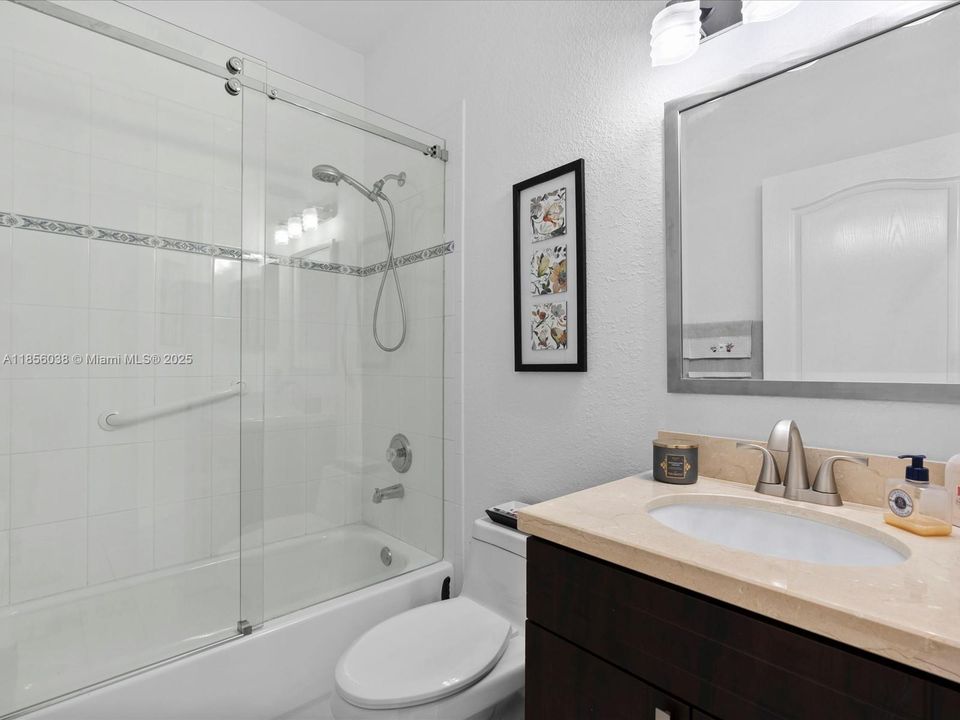 Vendido Recientemente: $895,000 (4 camas, 3 baños, 2650 Pies cuadrados)