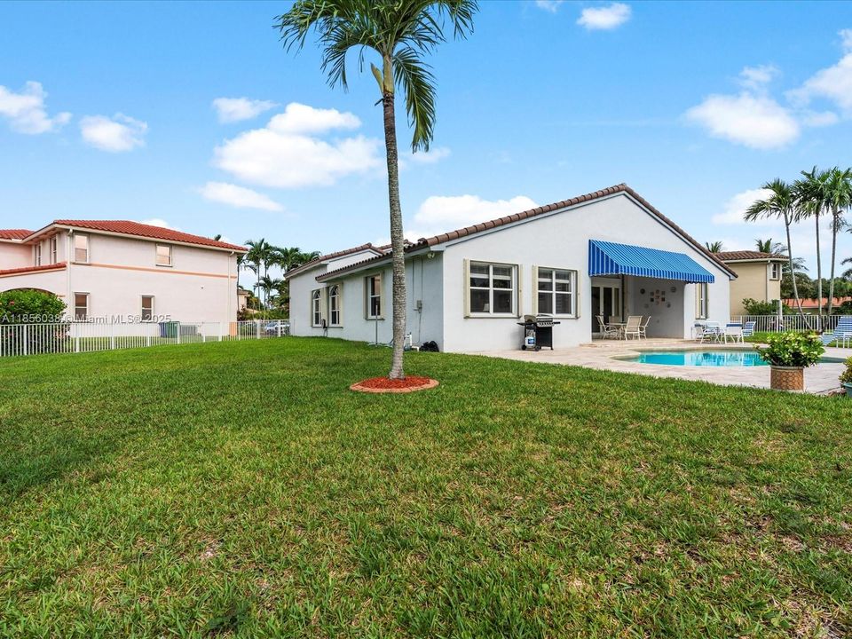 Vendido Recientemente: $895,000 (4 camas, 3 baños, 2650 Pies cuadrados)