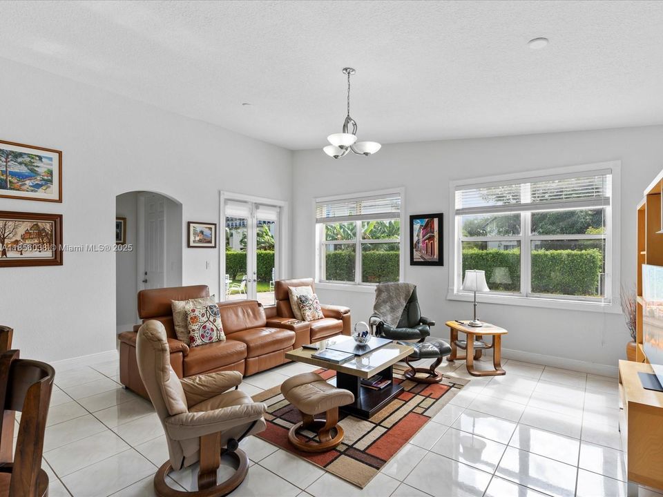 Vendido Recientemente: $895,000 (4 camas, 3 baños, 2650 Pies cuadrados)