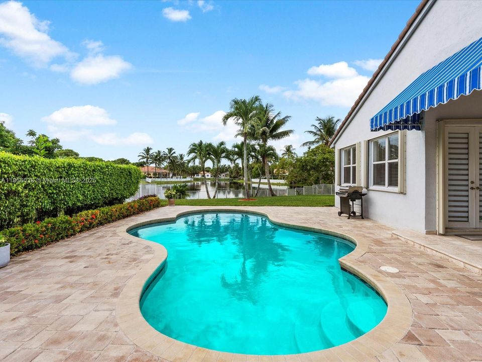 Vendido Recientemente: $895,000 (4 camas, 3 baños, 2650 Pies cuadrados)