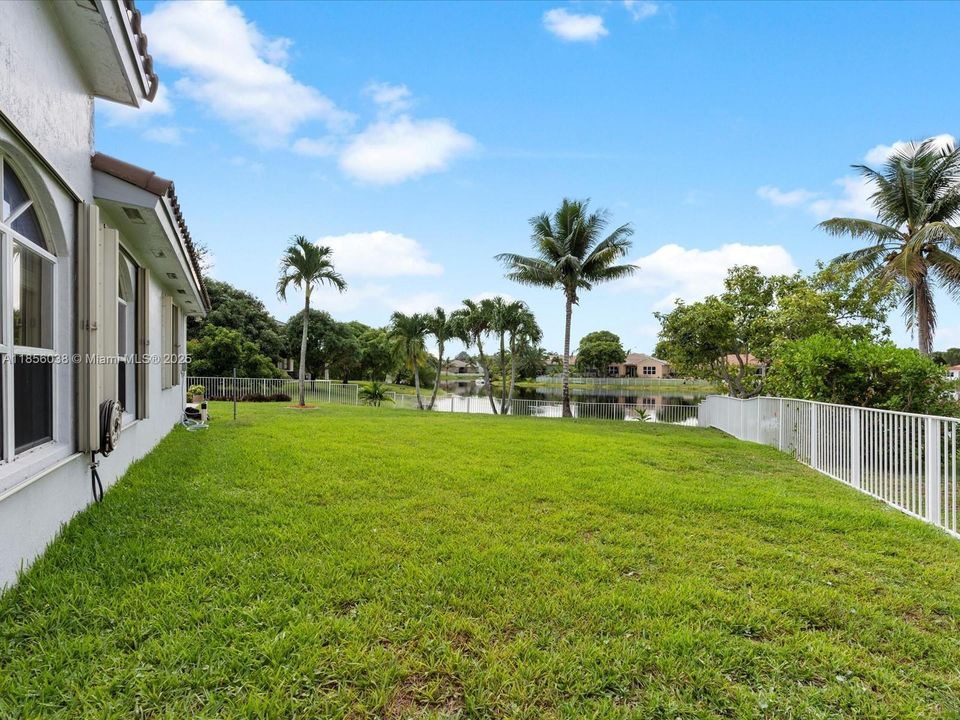 Vendido Recientemente: $895,000 (4 camas, 3 baños, 2650 Pies cuadrados)