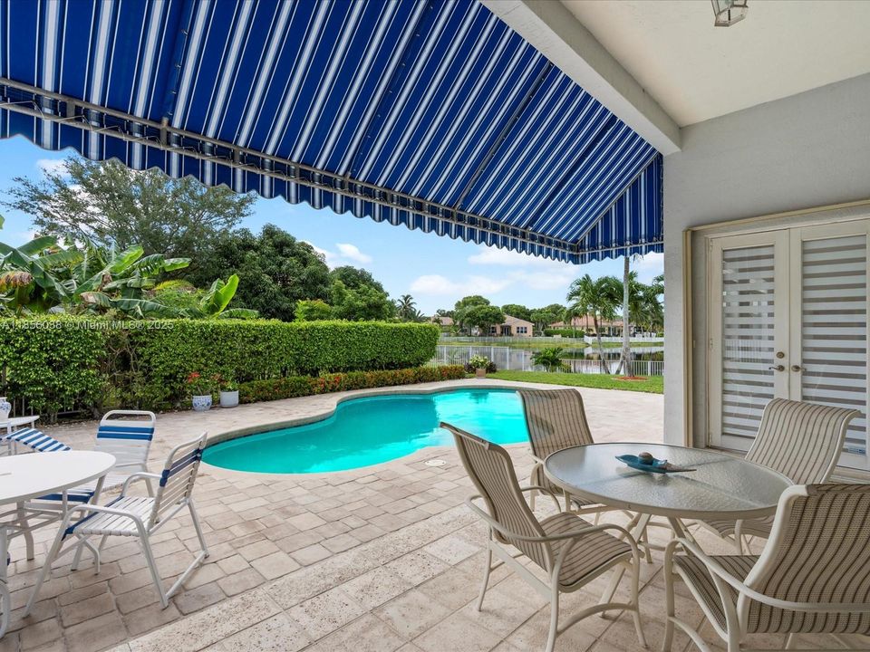 Vendido Recientemente: $895,000 (4 camas, 3 baños, 2650 Pies cuadrados)