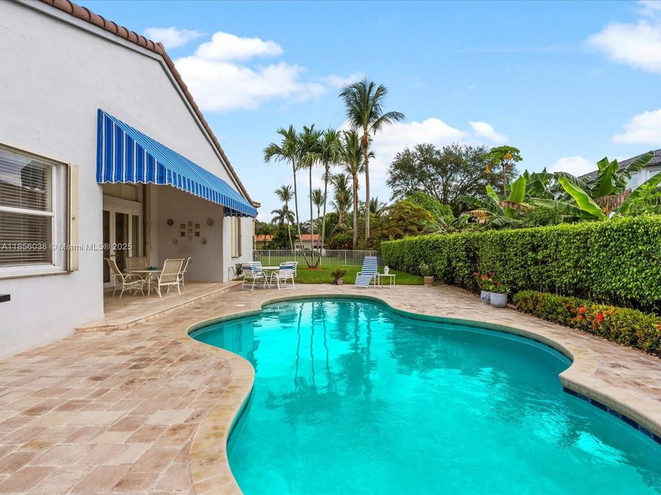 Vendido Recientemente: $895,000 (4 camas, 3 baños, 2650 Pies cuadrados)