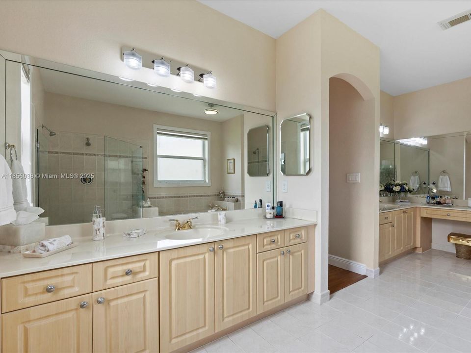 Vendido Recientemente: $895,000 (4 camas, 3 baños, 2650 Pies cuadrados)