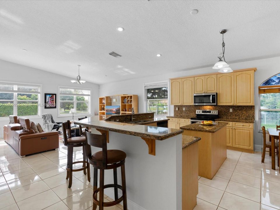 Vendido Recientemente: $895,000 (4 camas, 3 baños, 2650 Pies cuadrados)