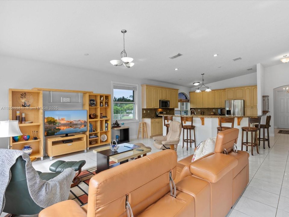 Vendido Recientemente: $895,000 (4 camas, 3 baños, 2650 Pies cuadrados)