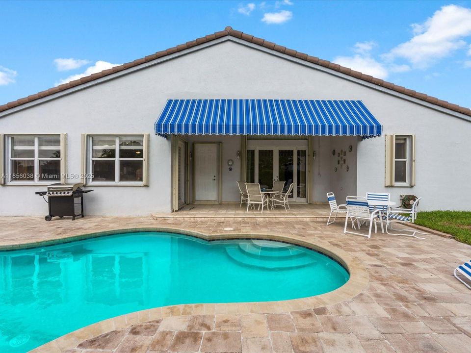 Vendido Recientemente: $895,000 (4 camas, 3 baños, 2650 Pies cuadrados)