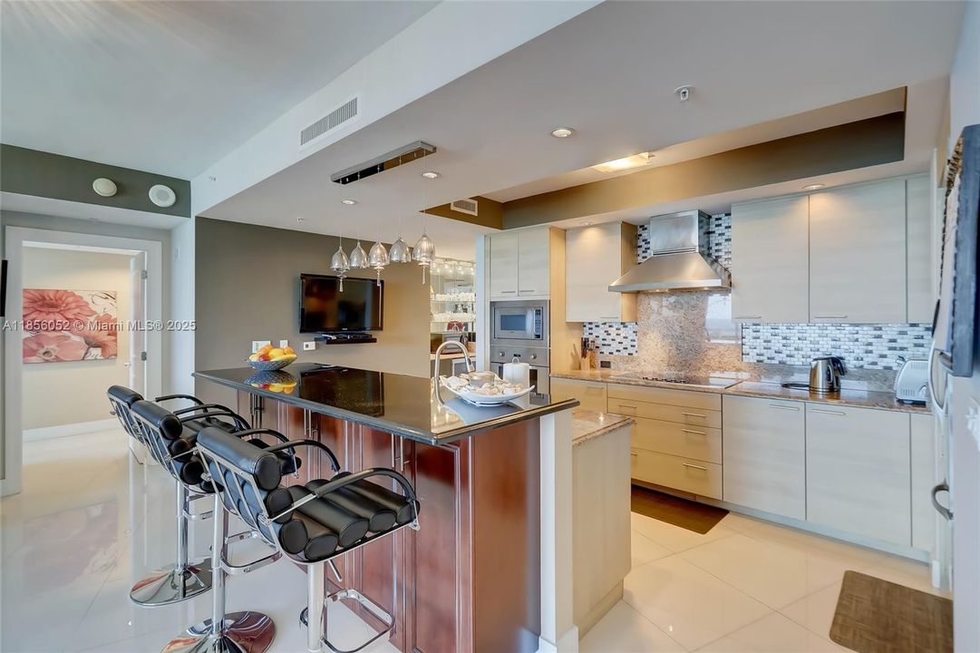 Active With Contract: $6,500 (2 beds, 2 baths, 1975 Square Feet)