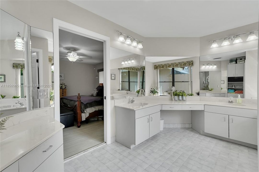 Недавно продано: $1,175,000 (4 спален, 3 ванн, 3358 Квадратных фут)