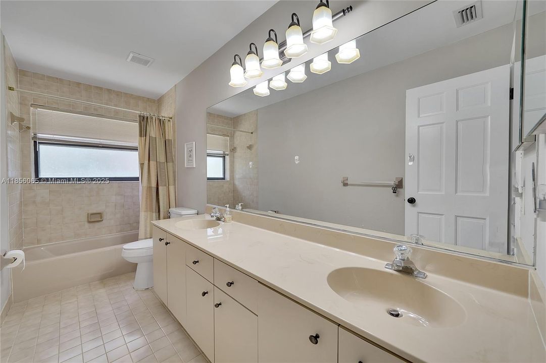 Недавно продано: $1,175,000 (4 спален, 3 ванн, 3358 Квадратных фут)